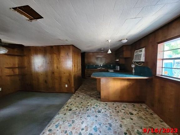 4th image of 121 Railroad Ave