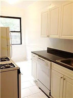 Rented by Siderow Residential Group | media 8