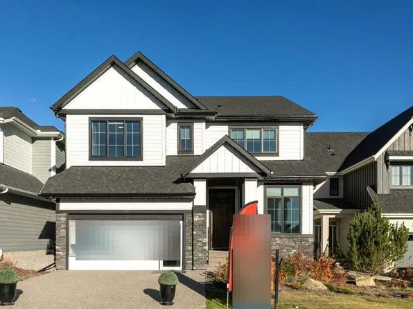 140 W Creekstone Hl SW, Calgary, AB T2X 5G6