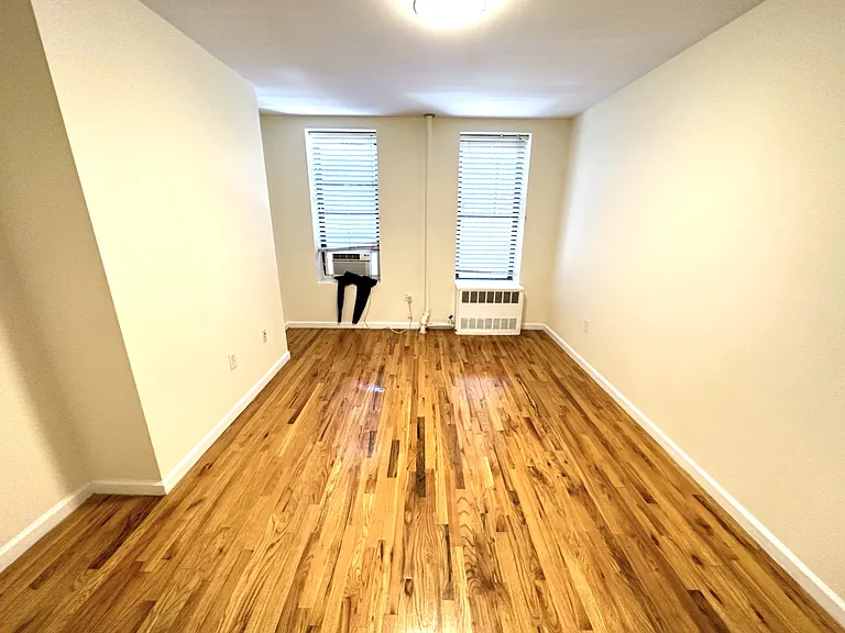 320 E 6th St #4 — Photo 20