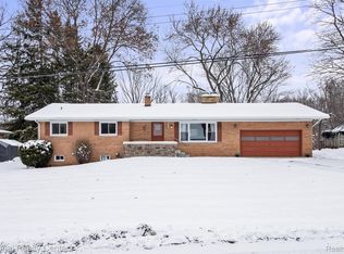 4264 Woodstock Rd, Waterford, MI 48328