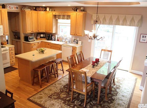 3rd image of 1 Holly Hill Ct