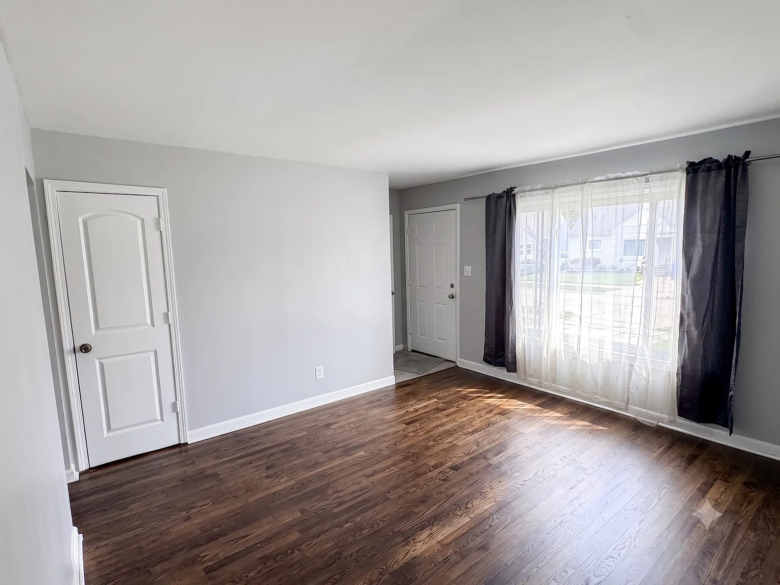 3 bed, 910 sqft, $1,400 — Photo 3