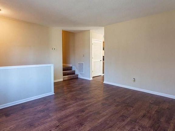 4th image of 306 Crisman St