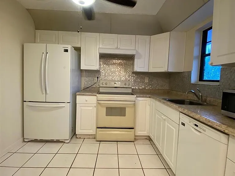 9440 SW 8th St #401 — Photo 13