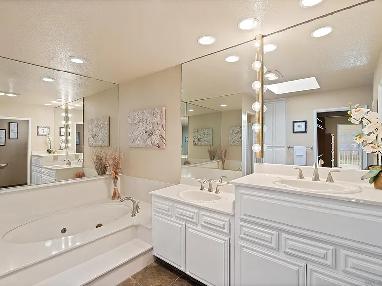 645 Loring St — Photo 22
