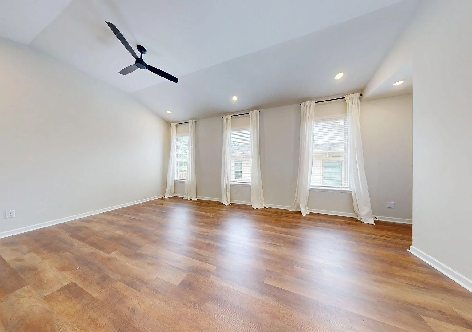Beautiful Newer Construction Home on Mimms Trail! — Photo 3
