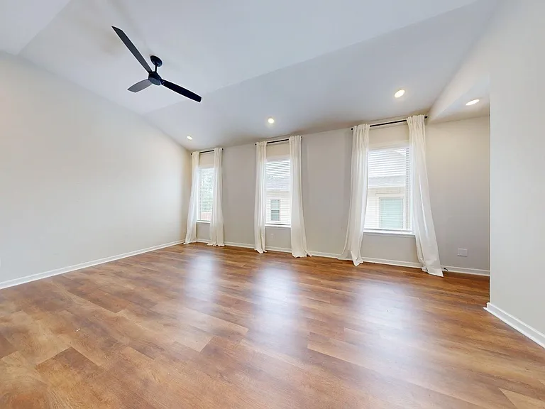 632 Shropshire Dr — Photo 2