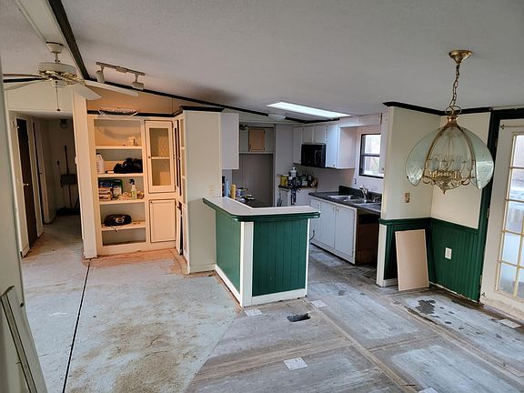 Kitchen with a bar, all kitchen appliances will be provided.