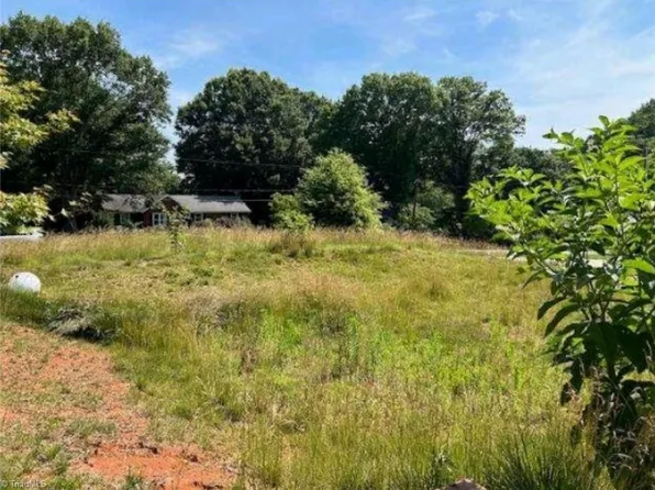 4381 Continental Dr, Pfafftown, NC 27040