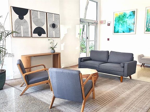 4th image of 420 15th St APT 302