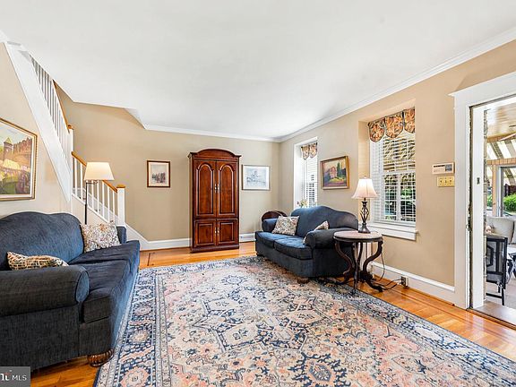 5th image of 807 W 24th St