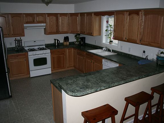 LARGE KITCHEN, GAS STOVE,DISHWASHER,OAK CABINETS