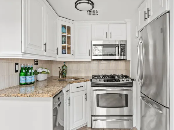 207 East 21st Street image 5 of 12