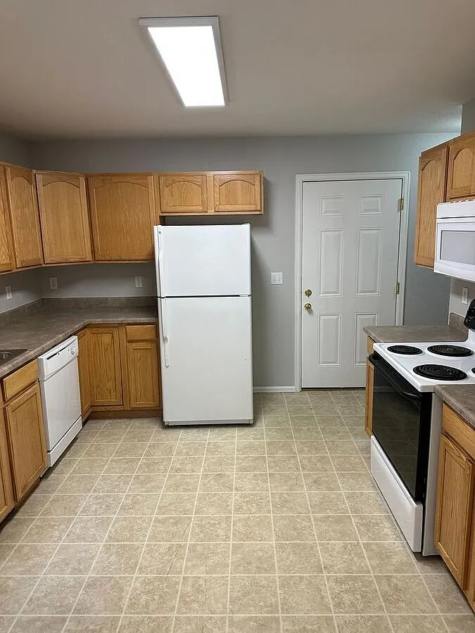 Spacious 4 Bd Condo With Water & Trash Included! — Photo 3