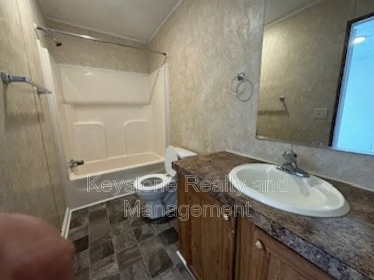 815 Monroe Ln — Photo 9