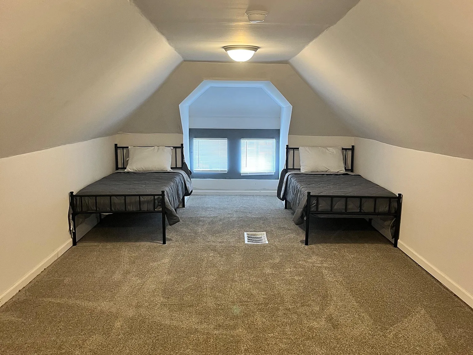 3 bed, 1.0 bath, 910 sqft, $685 — Photo 2