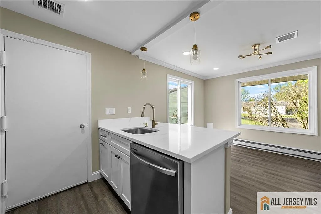 1 bed, 1.0 bath, $2,100 — Photo 4