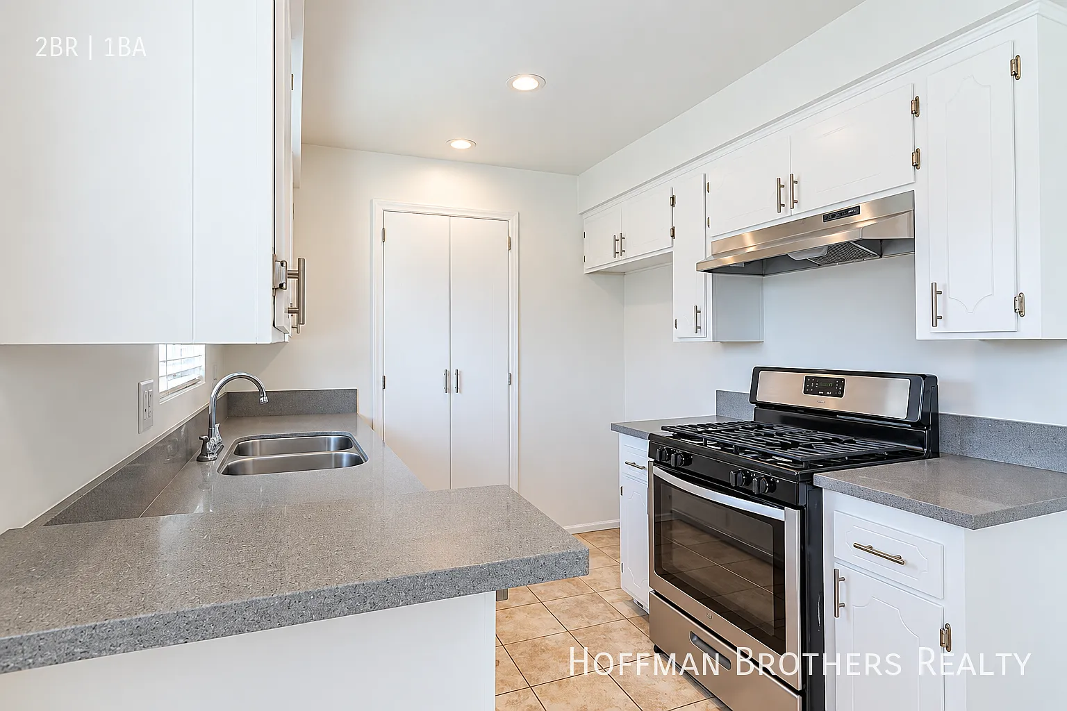 Classic 2-Bedroom Apartment With Hardwood Floors & Generous Living Space!! — Photo 2
