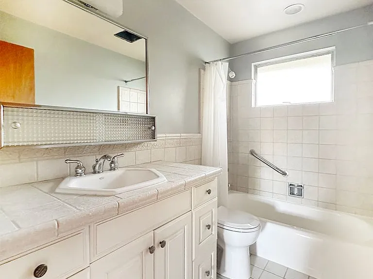 1253 NE 104th St — Photo 11