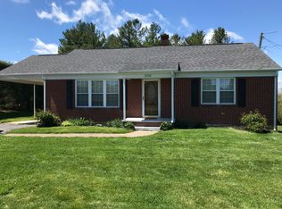 306 Country Club Ln, Galax, VA 24333