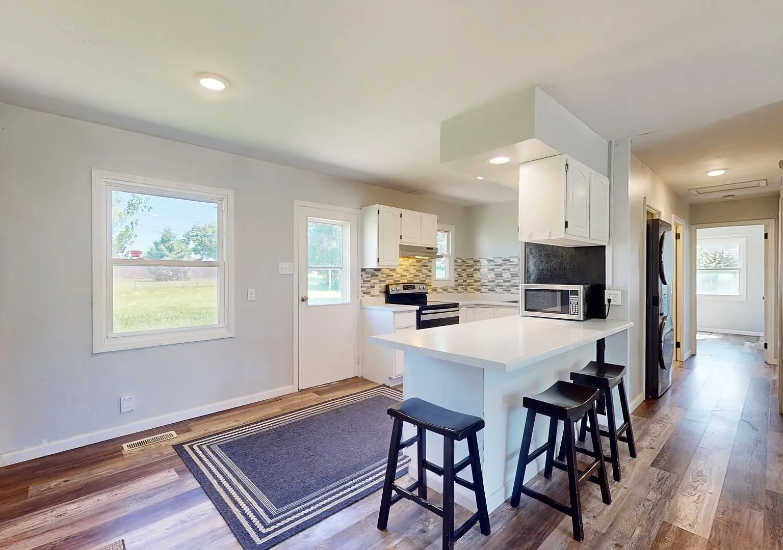 3 Bedroom w/Fully Fenced Backyard-221 17th St — Photo 4
