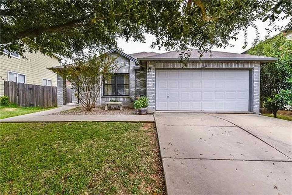 3 bed, 1564 sqft, $1,950 — Photo 1