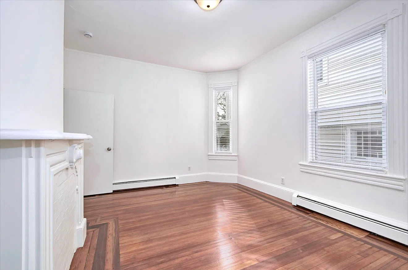 3 bed, 914 sqft, $3,950 — Photo 4