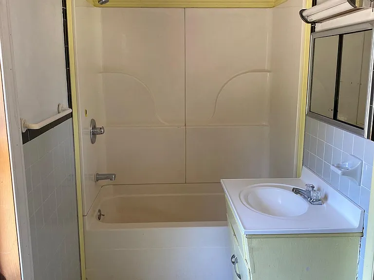 305 Walnut Ln — Photo 3
