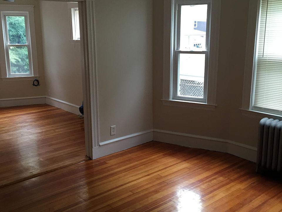 Photos are older. Someone is currently in the unit so hard to take pictures until they leave but apartment will be updated prior to the article of the new renter