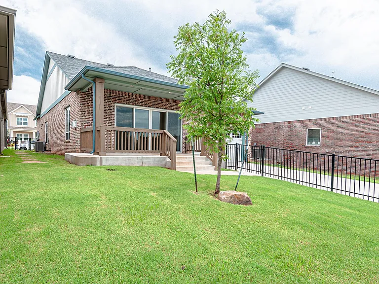 1809 Plaza District Dr — Photo 31