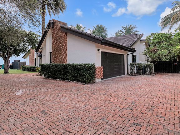 Front view of the home on two car garage side, features a wide driveway that fits up to 10 cars.