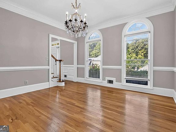 3rd image of 660 Belgrave Ln