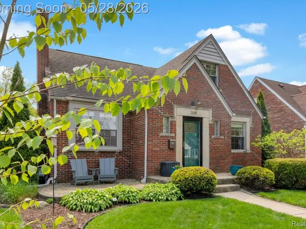 2101 Lochmoor Blvd, Grosse Pointe Woods, MI 48236