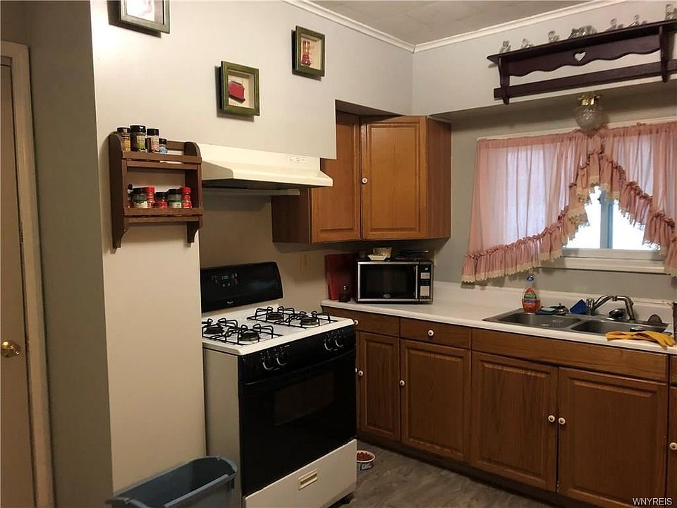2nd image of 36 Maple St