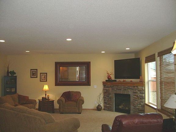 Warm and  Cozy with stone fireplace(gas)