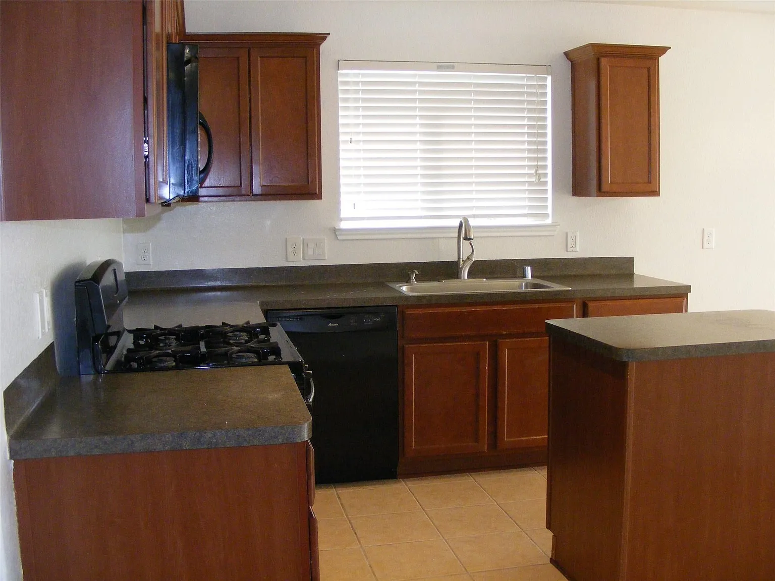 3 bed, 1410 sqft, $2,100 — Photo 4