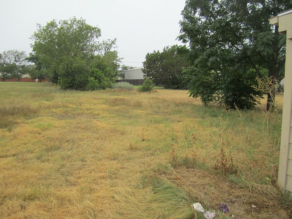2nd image of 901 Glass Dr APT B