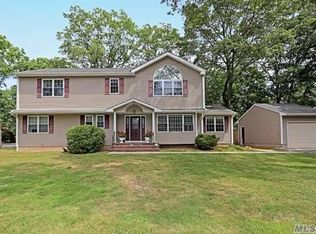 11 Pine St, Commack, NY 11725