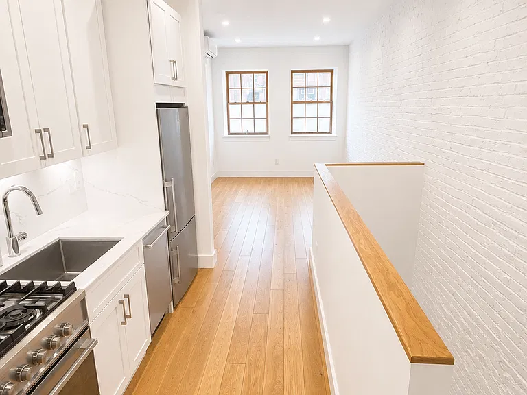 92 Atlantic Ave #Townhouse 1 — Photo 2