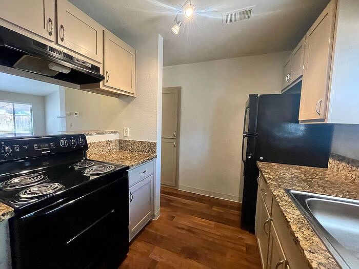 1st image of 6001 Country Ln APT 121
