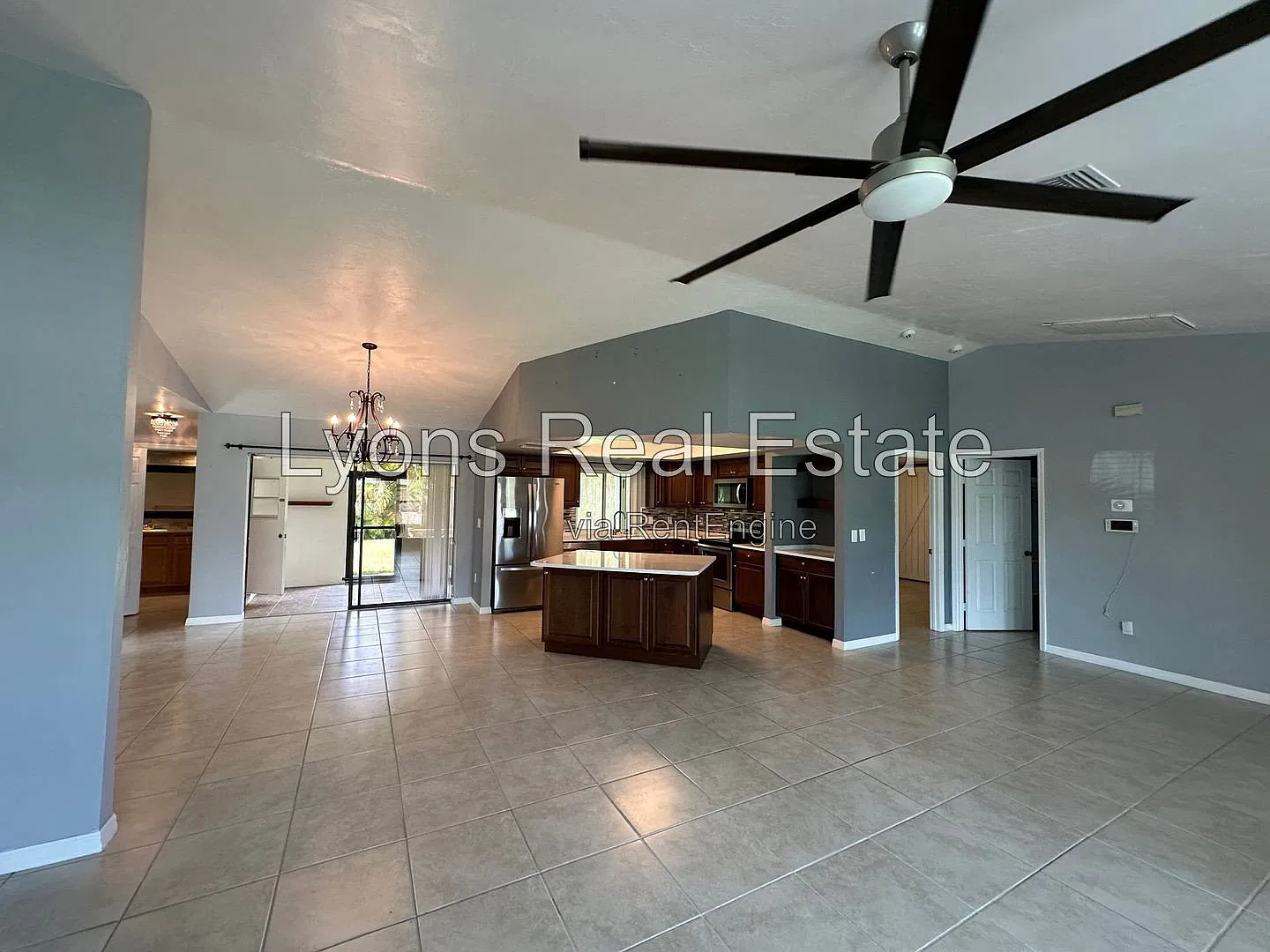 3 bed, 2.0 bath, 1705 sqft, $1,995 — Photo 4