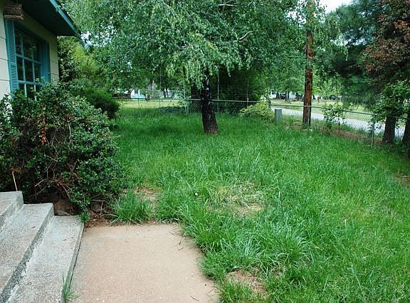 View of the front yard
