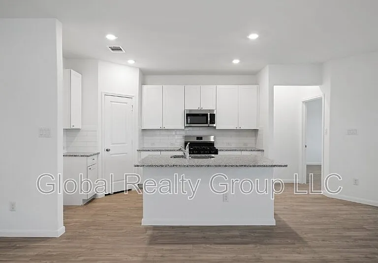 9105 Navarro Vis — Photo 26