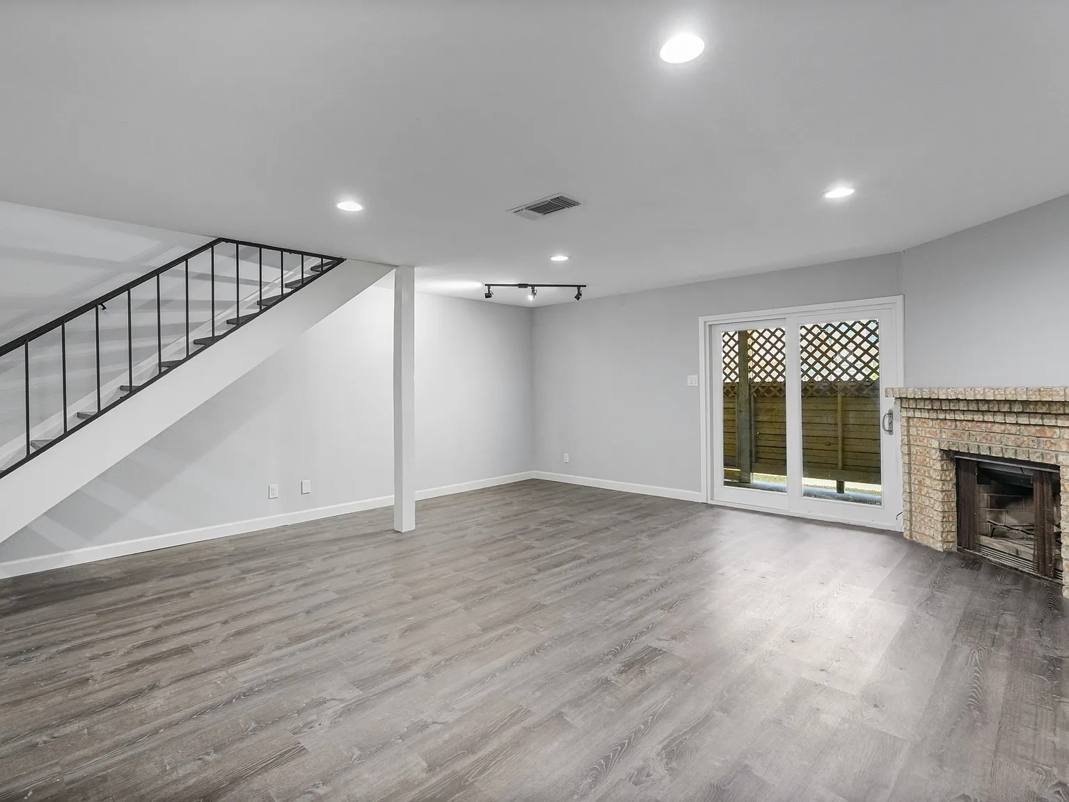 2406 Capitan Dr — Photo 3