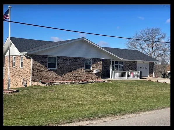 906 Sunset Dr, Macon, MO 63552