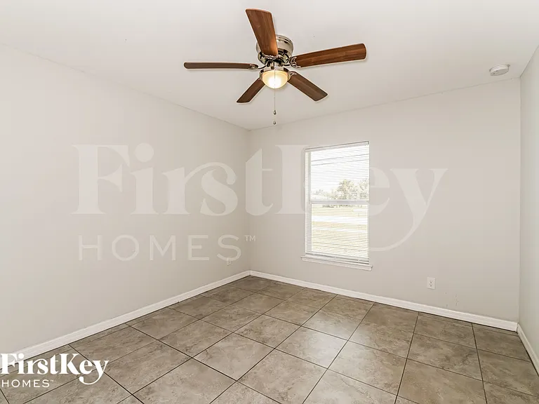 912 SW Trafalgar Pkwy — Photo 11