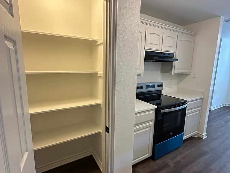 809 Sabine St — Photo 2