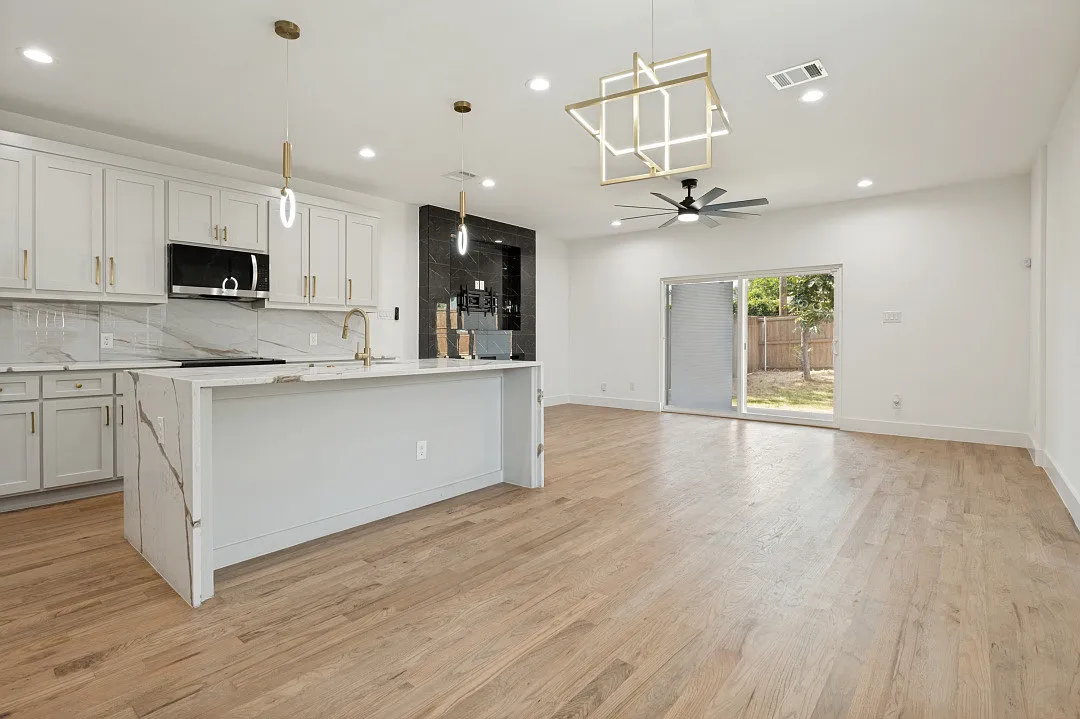 3 bed, 2.5 bath, 3894 sqft, $2,800 — Photo 2