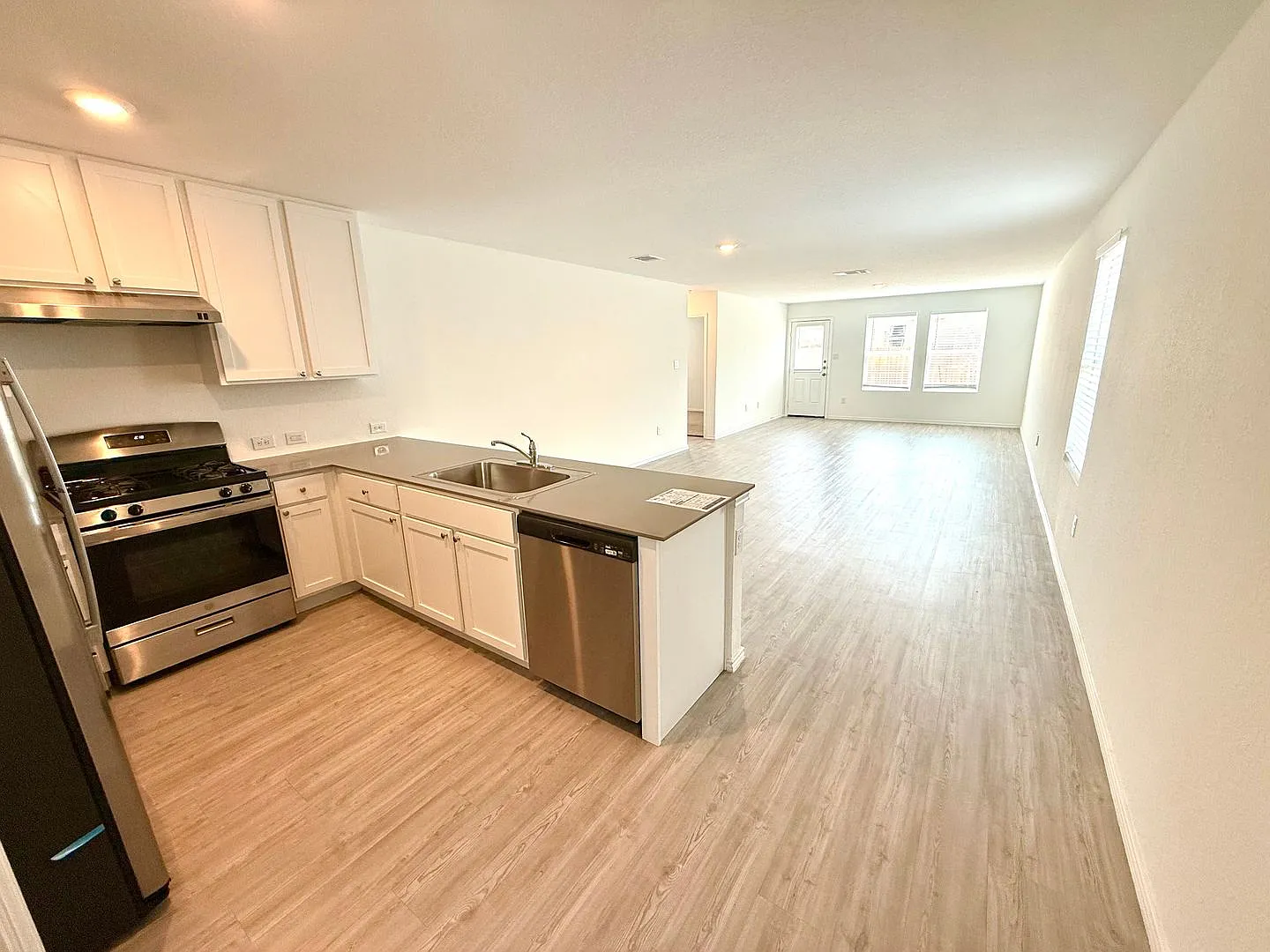 Spacious 4-Bedroom Home with Stainless Steel Appliances & Modern Comforts! — Photo 4